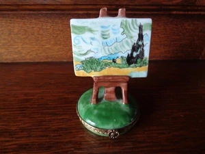 BOITE A PILULE FORME CHEVALET PEINTURE TABLEAU PORCELAINE LIMOGES MJ PEINT MAIN - Foto 1 di 4