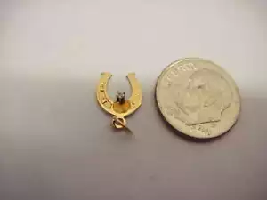 Herradura de oro amarillo de 14 kt con dije de astillas de diamante usado - Imagen 1 de 1