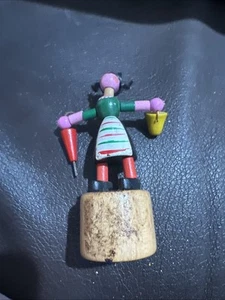 Giocattolo vintage Italia legno push up SCHOWANEK donna tirolese con secchio e ombrello - Foto 1 di 6