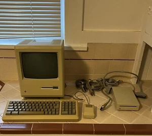 Apple Macintosh M0001A 1MB Computer - Turns On (READ DESCRIPTION) - Picture 1 of 17