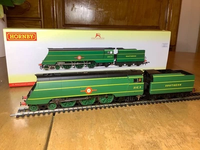 Hornby R3435 SR Green 4-6-2  Merchant Navy Class Locomotive 21C3 Royal Mail - Image 1 of 4