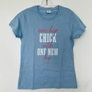 Camiseta de recuperación de reemplazo de cadera pequeña One Hip Chick With One nueva - Imagen 1 de 5