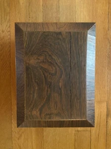 Antigua pequeña caja de ataúd de madera con incrustaciones con pies de león y asas de latón fundido - Imagen 1 de 11