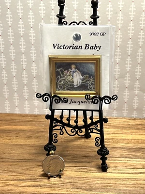 Cuadro de bebé victoriano en miniatura de casa de muñecas Jacquline #9787 en marco dorado 1:12 Foto 1 de 2