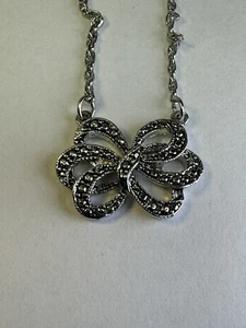 Vintage AVON Kette Halskette Schleife Anhänger silberfarben 18 Zoll - Bild 1 von 8