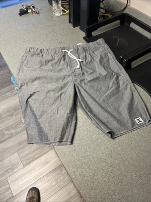 Pantalones cortos grises marca DC para hombre talla L Foto 1 de 4