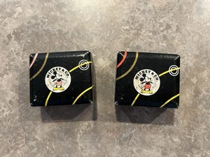 Nuevo En Caja De Colección Disney Mickey Mouse Prendedor Broche Tono Dorado EE. UU. Lote De 2 - Imagen 1 de 2
