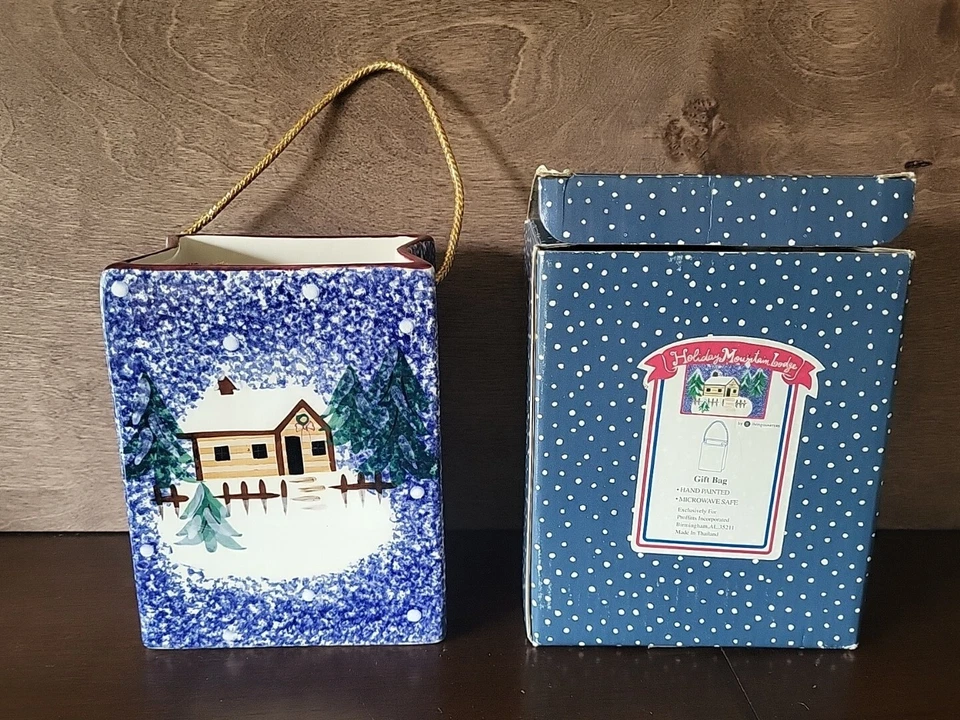  Bolsa de regalo Holiday Mountain Lodge cabaña de nieve azul escena navideña Foto 1 de 4