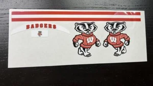 Wisconsin Badgers - Juego de calcomanías de mini casco de fútbol americano Bucky Badger - Imagen 1 de 1