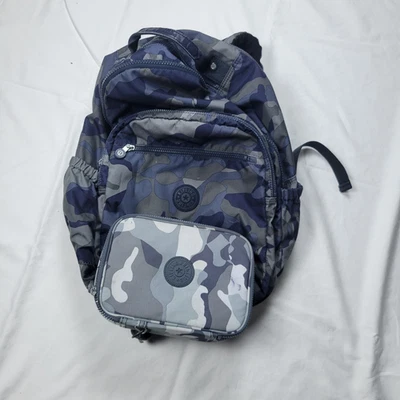 Mochila Kipling Estampado Camuflaje Gris y Negro Mediana Sin Mono Dije con Caja de Lápices Foto 1 de 4