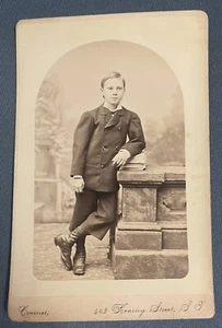 VINTAGE KABINENKARTE VIKTORIANISCHER JUNGE SCHOLAR 4,25""x 6,5"" schwarz/weiß - Bild 1 von 2