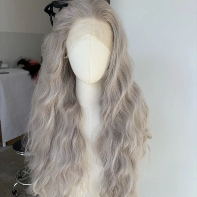 Pelucas frontales largas onduladas plateadas suaves resistentes al calor cabello natural T encaje Foto 1 de 4