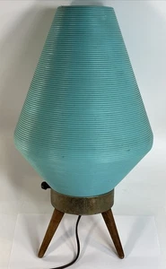 Lampada da tavolo MCM Atomic vintage anni 60 teal UFO a coste alveare cono paralume treppiede - Foto 1 di 6