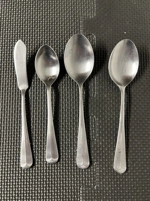 Lote de 4 cubiertos Oxford Hall. 2 cucharas más grandes, 1 cuchara pequeña, 1 cuchillo de mantequilla. Foto 1 de 4