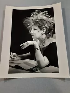 BEAUTIFULL PHOTO OF BETTE MIDLER SIGNING AUTOGRAPH 1980S 8 By 10 - Picture 1 of 2
