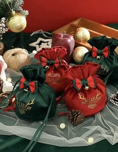 Terciopelo con cordones de lazo Nochebuena ROJO bolsas de regalo paquete de 3 con un sombrero de Santa GRATIS - Imagen 1 de 5