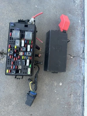 2008-2011 CADILLAC DTS BUICK LUCERNE REAR UNDER SEAT FUSE BOX ASSEMBLY 13712251 - Image 1 of 4