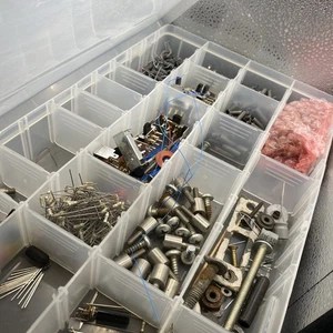 Lote de piezas de herrajes tuercas de cajón chatarra pernos electrónica garaje manitas - Imagen 1 de 7