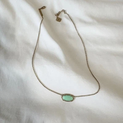 Collar Kendra Scott Elisa tono dorado piedra menta cadena encanto Foto 1 de 4
