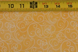 Por 1/2 yarda, pergaminos blancos sobre edredón de algodón amarillo, Kaufman/Jennifer Sampou, P6535 - Imagen 1 de 7