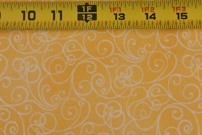 Por 1/2 yarda, pergaminos blancos sobre edredón de algodón amarillo, Kaufman/Jennifer Sampou, P6535 Foto 1 de 4