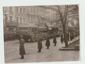 Foto Soldados Desfile de equipo militar Lviv URSS Tanque Inusual de Colección - Imagen 1 de 2