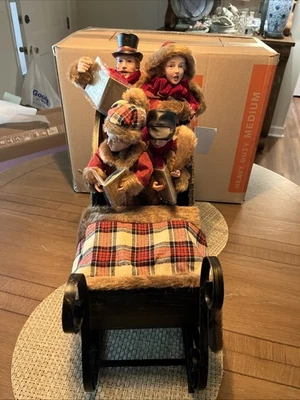 Trineo de Navidad Valerie Parr Hill Dickens Family Carolers NUEVO Foto 1 de 4