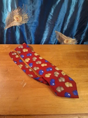 Corbata roja Vicky Davis New York con patrón de cámara de 4'8" de longitud Foto 1 de 4