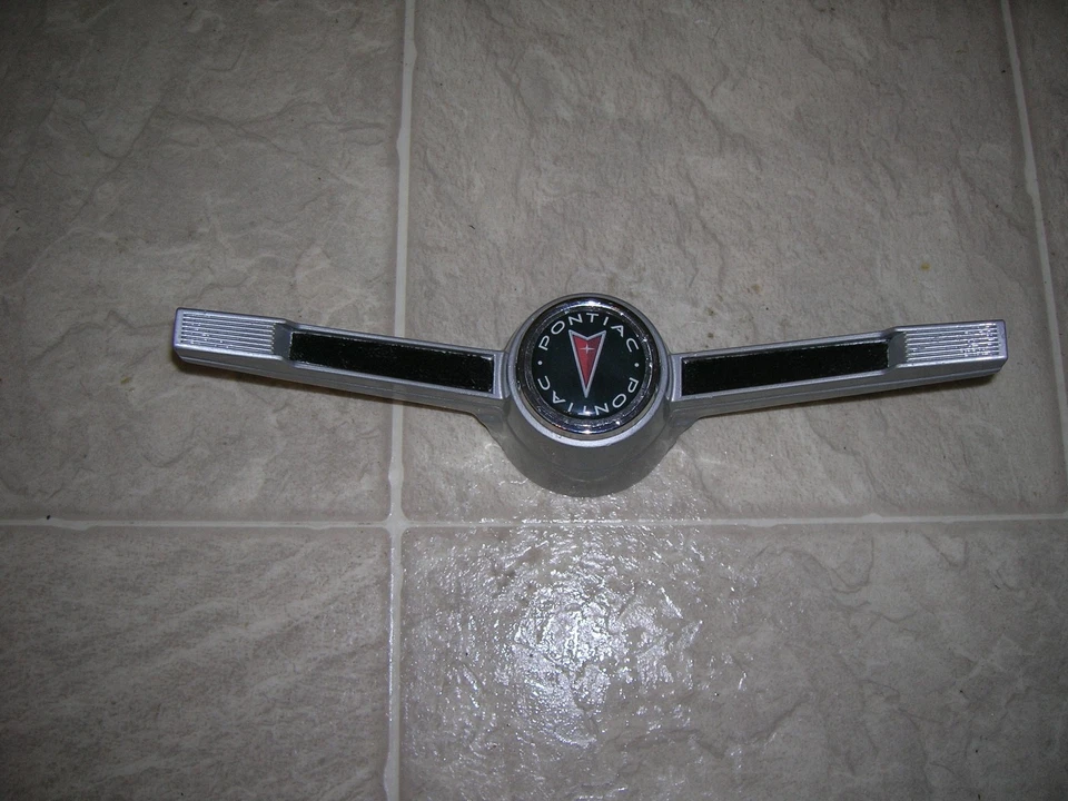 1966 庞蒂亚克 A 身体(GTO、柠檬、暴风雨)喇叭条带帽 — 第 1/4 张图片