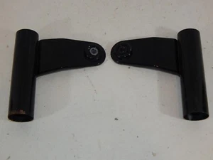 NOS OEM 1975-1983 Yamaha XS400 Front Fork Headlight Mount Ears Brackets Black - Foto 1 di 4