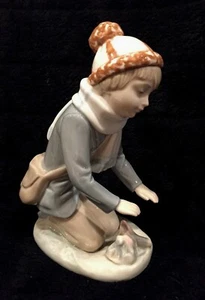 RARA FIGURA VINTAGE AÑOS 70 ZAFIRO LLADRO "NIÑO CALENTANDO MANOS SOBRE FUEGO", Como Nueva - Imagen 1 de 11
