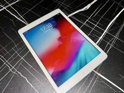 Apple iPad Air 2 - 9.7" - 16GB - Argento (MH2V2LL/A) - Immagine 1 di 3