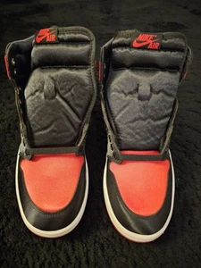 Air Jordan 1 Retro High OG "Satin Bred". Size/Gr. EU43/US9.5, Brandnew & DS. - Bild 1 von 7