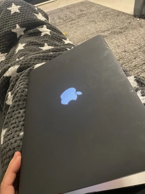 Apple MacBook Air 13 Zoll (256GB SSD, Core I7, 8GB) - Bild 1 von 3