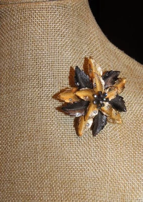 Рождественская булавка Joan Rivers poinsettia серая и золотистая металлическая; стразы 2 1/8 x 2 1/8 - Изображение 1 из 4