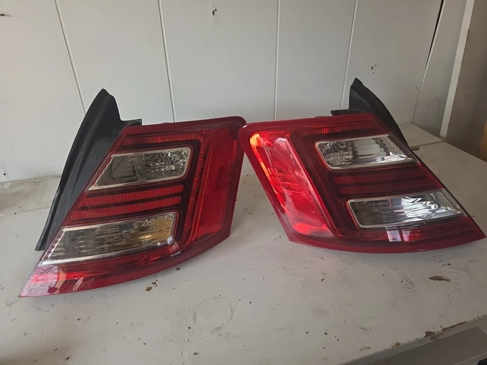 2013 Ford Taurus Left And Right Rear Taillight Assemblies - Image 1 of 2