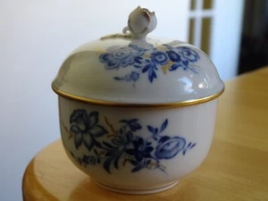 MEISSEN ANCIEN SUCRIER EN PORCELAINE MODELE FLEUR BLEU PAPILLON - Picture 1 of 12
