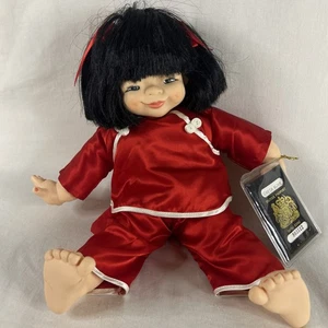 MIELER ASIATISCHE PUPPE - ROTER Pyjama - Baby Mädchen Puppe 13' limitiert Mikkel B. Jacobsen - Bild 1 von 7