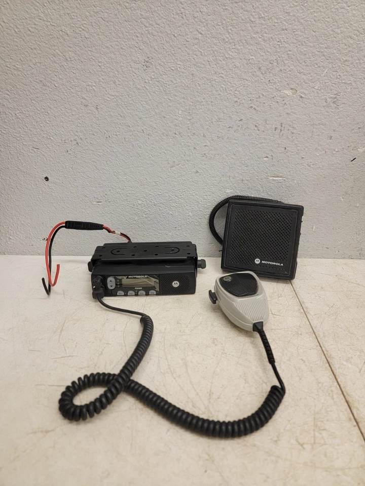 Motorola PM400 UHF 438-470 MHz 64 Channel 25 Watt (Complete Kit) W/ HSN4031B - Image 1 of 4