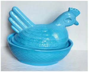 Vintage Henne auf gewebtem Korb, 4,5" blickdichte blaue Milchglasschale; Top - Bild 1 von 12