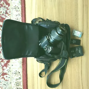 Nikon D40 DSLR camera with 18-55mm lens, batteries, charger and generic case - Picture 1 of 10
