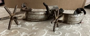 Par de botas de vaquero antiguas vintage espuelas correas de cuero endurecidas occidentales - Imagen 1 de 12