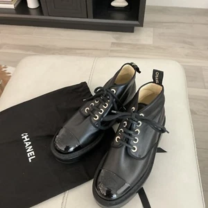 Stivali Chanel neri in pelle con logo punta a cappuccio e lacci perlati zeppa/combattimento 6,5 US - Foto 1 di 13