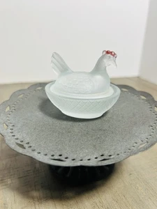 Cesta vintage miniatura de vidrio esmerilado gallina en nido 1,75" de alto x 2."Largo - Imagen 1 de 9