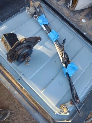 1975 CHEVROLET VEGA HATCHBACK WINDSHIELD WIPER ARMS AND MOTOR OEM - Imagem 1 de 4