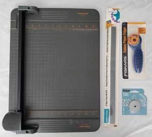 FISKARS Konvolut ~ 12" Desktop Rotary Cut Board + Passepartout Minen + 45mm Klinge + Kantenschneider - Bild 1 von 11