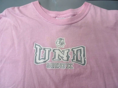 Camiseta usada North Dakota UND Fighting Sioux con nombre retirado + logotipo XL Gildan Y Foto 1 de 4