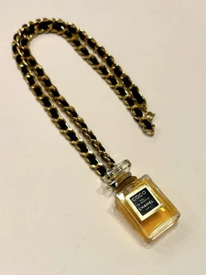 Collar Perfume Chanel Vintage Cadena Matelasse en Negro y Oro (i18635) Foto 1 de 4