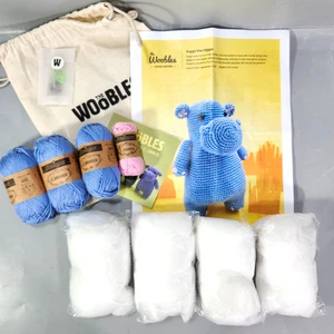 Kit de ganchillo The Woobles Poppi The Hippo edición Safari en bolsa de tela hágalo usted mismo artesanía - Imagen 1 de 13