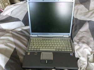 Fujitsu Lifebook E7010 Laptop 14"" kein RAM/FESTPLATTE DVD ROM seriell paralleler Port LOOK - Bild 1 von 1